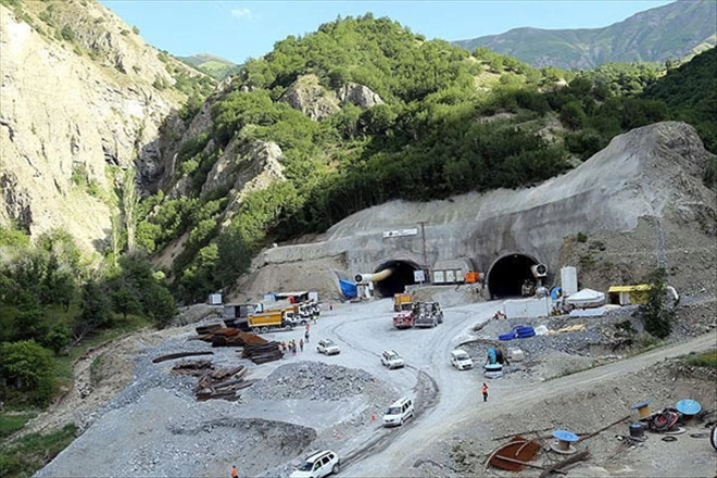 RİZE -İSPİR-ERZURUM KARAYOLUNDA YAPIMLARI UZUN SÜRE DEVAM EDEN KIRIK DALLIKAVAK TÜNELLERİNİN TAMAMLANMAMASI YÖRE İNSANININ TEPKİSİNİ ÇEKİYOR YOL İÇİN İSPİRDEN SİYASİLERE SESLENDİ !! 
